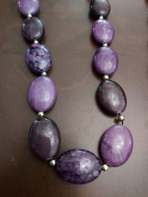 Necklace with purple stones used in good condition