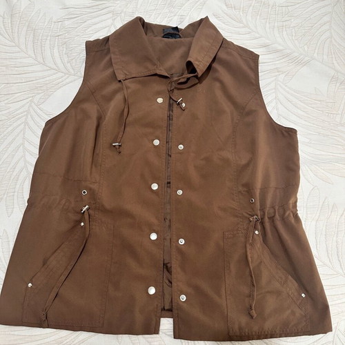 Brown Sleeveless Vest like new, practical with pockets