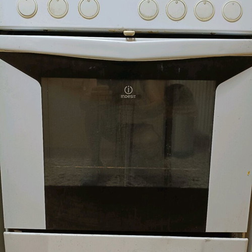 Indesit kitchen stove like new with trays and grill
