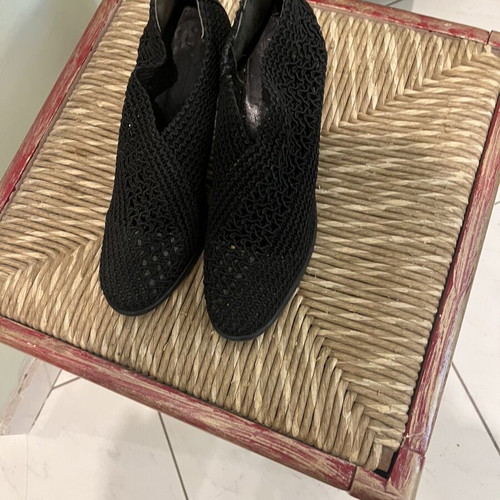 Bootie pumps size 38 black elastic lace like new