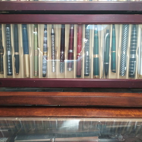 Display table with collectible pens like new, mahogany wood