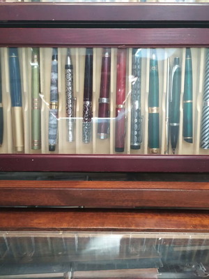 Display table with collectible pens like new, mahogany wood
