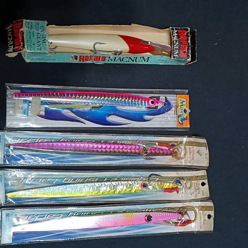 Package of 4 metal jigging fish and 1 trolling fish new