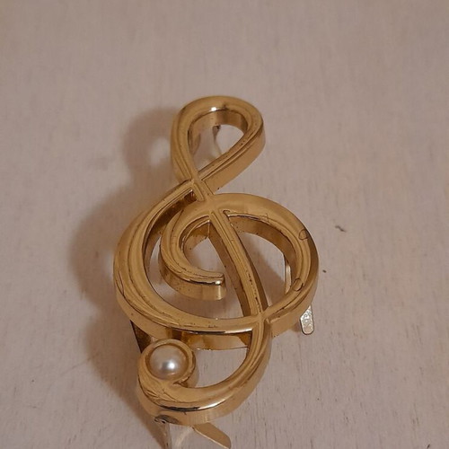 Treble clef pin like new, gold color with faux pearl