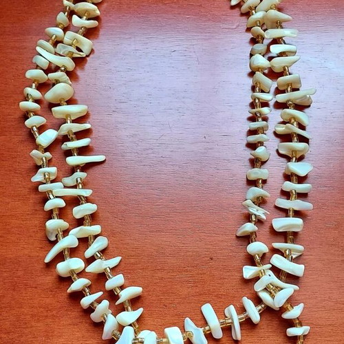 Vintage white shell necklace like new