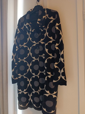Wool coat, modern and comfortable, black and white, size M