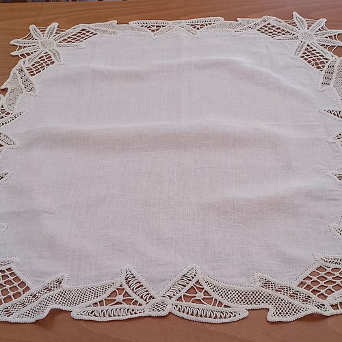 Handmade lace tablecloth like new, 60x60 cm, linen fabric