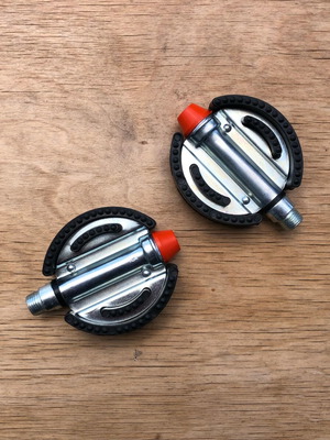 Vintage circular bicycle pedals 9/16 axle size new