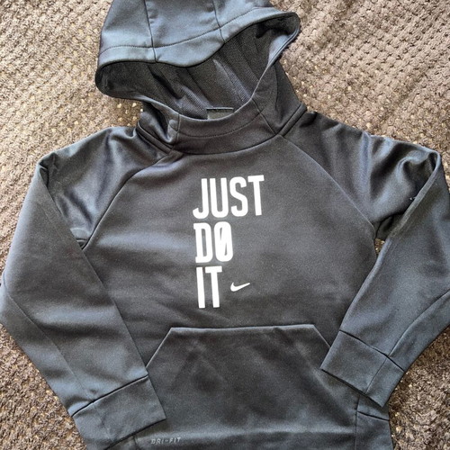 Φούτερ Nike για αγόρι 6 ετών σαν καινούργιο, μαύρο, μέγεθος 116 εκ