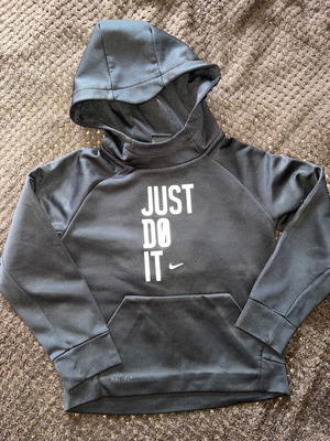 Φούτερ Nike για αγόρι 6 ετών σαν καινούργιο, μαύρο, μέγεθος 116 εκ