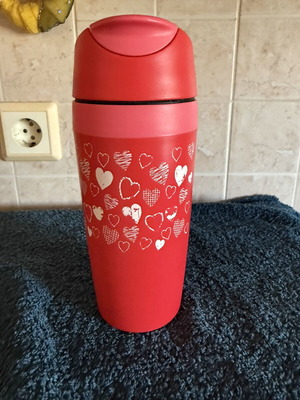 Tupperware Travel Mug 490 ml σαν καινούργιο με σχέδιο καρδιές