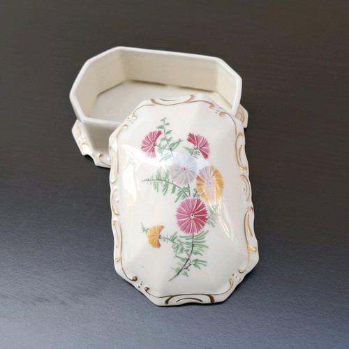 Porcelain jewelry box from Czechoslovakia like new