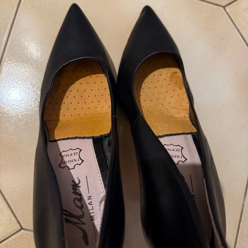 Mark Milan 39 leather pumps like new black