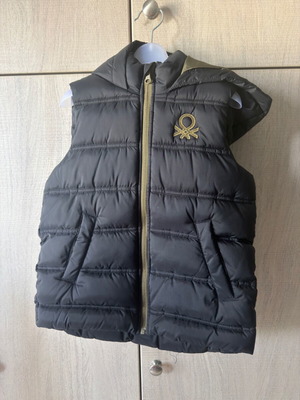 Benetton kids sleeveless jacket 120cm like new, black