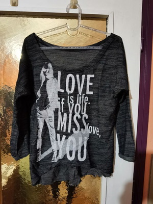 Младежка блуза с надписи размер М употребявана