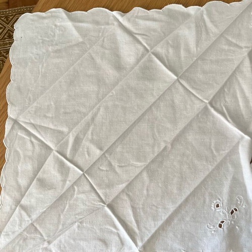 Set of 10 white dinner napkins like new, 100% cotton with handmade embroidery
