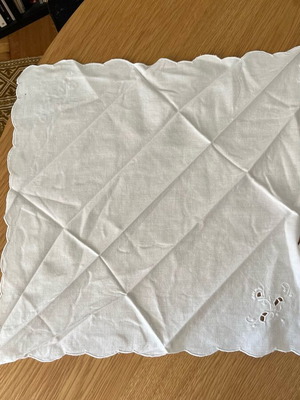 Set of 10 white dinner napkins like new, 100% cotton with handmade embroidery