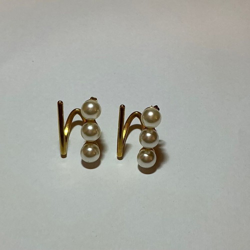Ear cuffs in gold tone with pearls