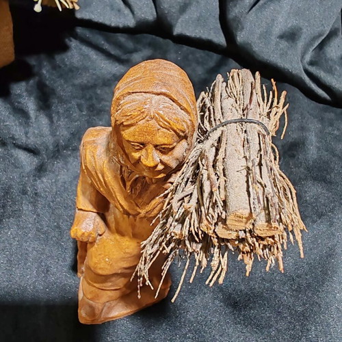 German vintage woodcarving 'Grandmother with sticks' Black Forest art (16 cm)