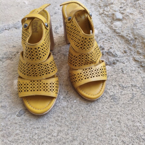Level Anatomic women's anatomical yellow leather sandals size 37 like new