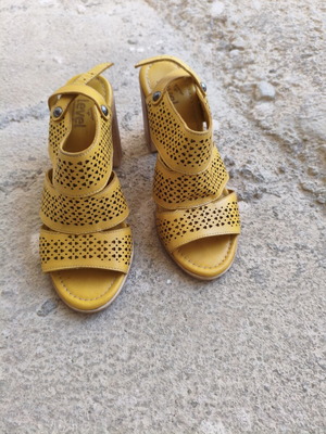 Level Anatomic women's anatomical yellow leather sandals size 37 like new