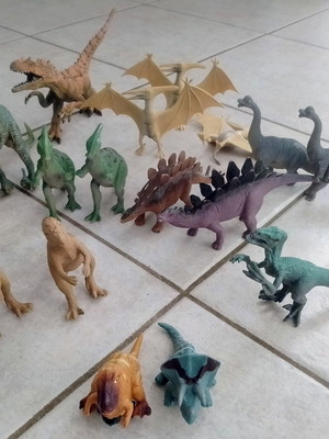 Dinosaur figure collection, pack of 18, including 2 with wheels