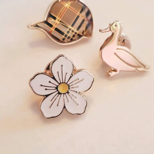 Burberry pins new, set of 3 pieces