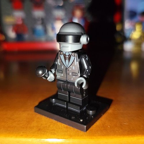 Μινιφιγούρα Lego Thomas Bangalter σαν καινούργιο με μικρόφωνο και βάση