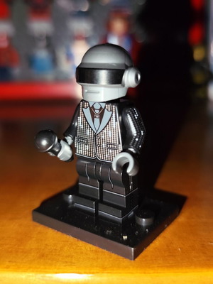 Μινιφιγούρα Lego Thomas Bangalter σαν καινούργιο με μικρόφωνο και βάση