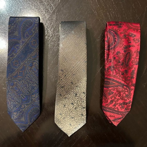 Set of 3 men's ties with paisley design like new