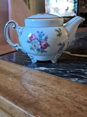 Vintage porcelain miniature like new, height 7.5 cm