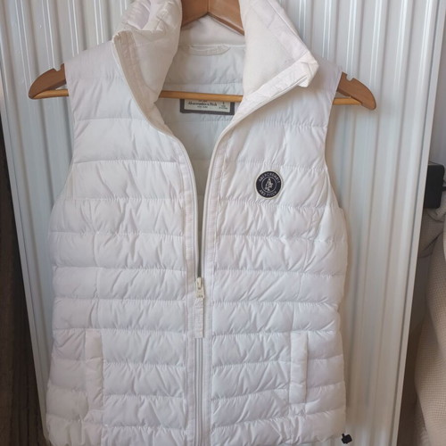 Abercrombie & Fitch sleeveless jacket white like new, size S