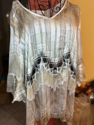 Lightweight blouse with geometric print like new, size M