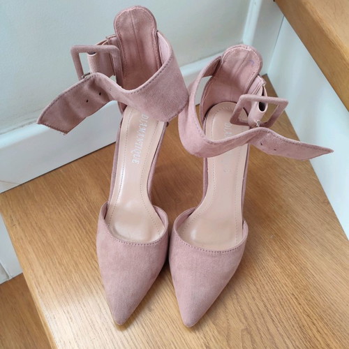 High-heeled shoes with ankle strap size 36 in very good condition