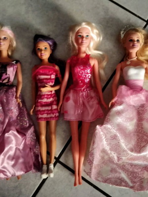 Barbie dolls like new, pack of 4