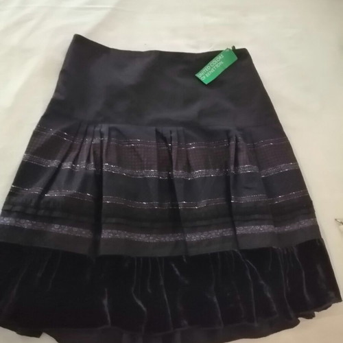 Benetton black skirt size 40 like new