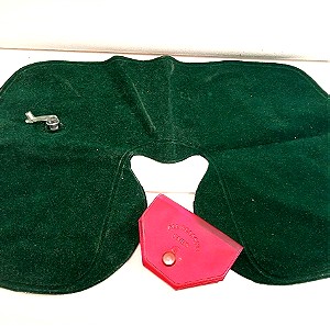 Σετ ταξιδίου πακέτο: μικρό πορτοφολακι κόκκινο και πράσινο μαξιλαράκι λαιμού βελούδινο