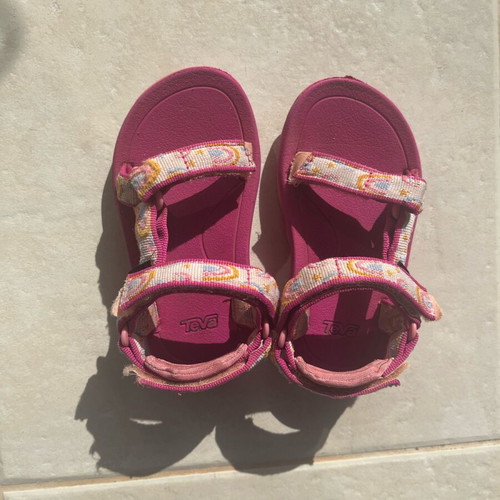 Teva kids sandals used size 22/23 pink rainbow