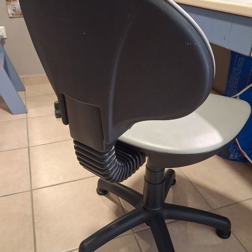 Office chair like new, light gray with new wheels