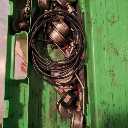 Oil pressure measuring instruments used, manometers