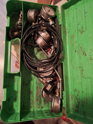 Oil pressure measuring instruments used, manometers