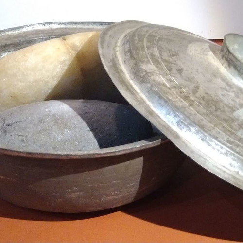 Copper pot with lid for decoration