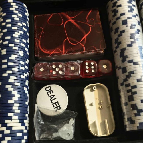 Poker set in metal case like new