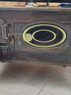 Cast iron wood stove with firebrick used