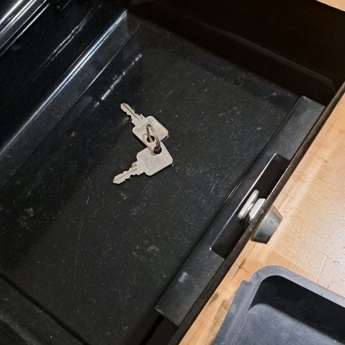 Metal cash box with 2 keys used in excellent condition