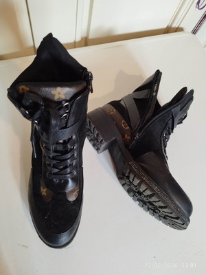 Black boots size 38 like new with design and rhinestones