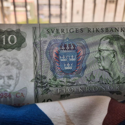 Sweden collectible banknotes - 5, 10 & 100 kronor