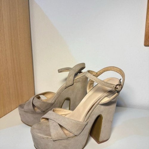 Beige suede high-heeled sandals used with thick 14cm heel and 5cm platform