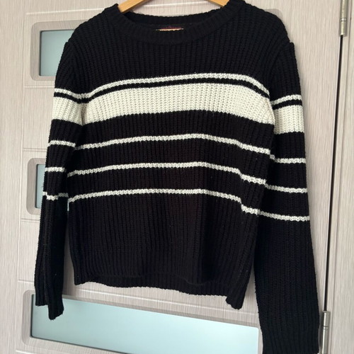 Women's sweater size M like new, black and white