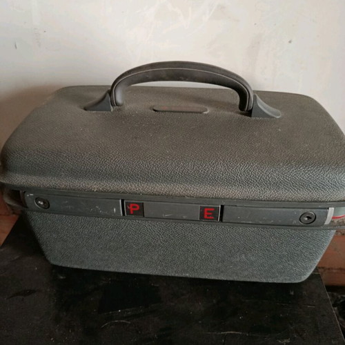 Cosmetic case like new, durable plastic with handle